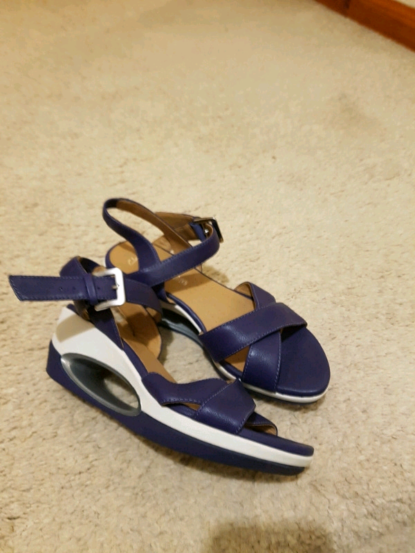 clarks sandals size 3